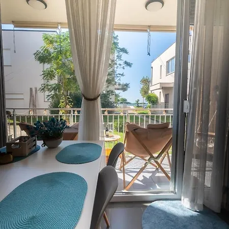 Seaview With Pool And Garden Διαμέρισμα